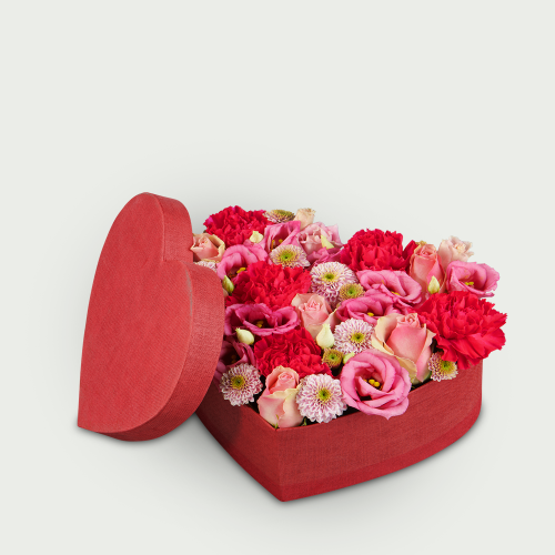 Grande boîte en forme de coeur avec des fleurs roses