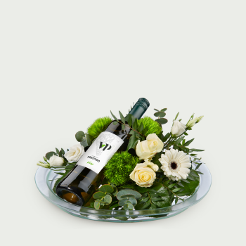 Arrangement des fleurs blanc avec vin