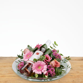 Arrangement de fleurs roses avec du vin