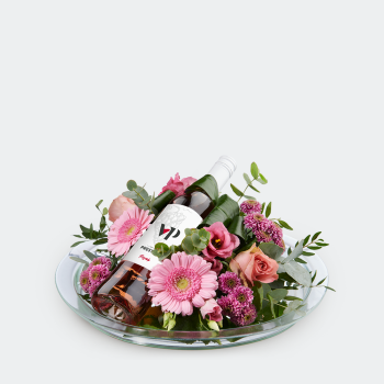 Arrangement de fleurs roses avec du vin