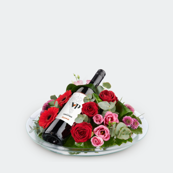 Arrangement des fleurs rouge avec vin