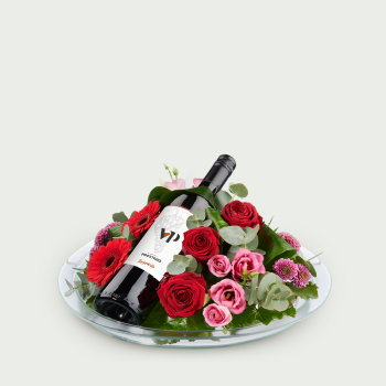 Arrangement des fleurs rouge avec vin