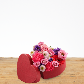 Petite boîte en forme de coeur avec des fleurs melangées