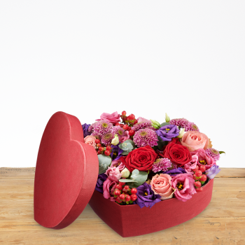 Grande boîte en forme de coeur avec des fleurs melangées