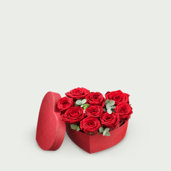 Petite boîte en forme de coeur avec des roses rouges