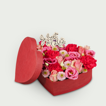 Boîte de fleurs love avec fleurs roses